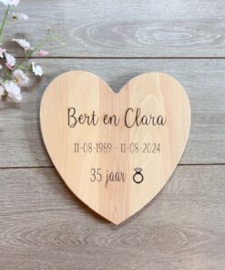 Gepersonaliseerde borrelplank in hartvorm geschikt voor een huwelijkscadeau van Taste of wood