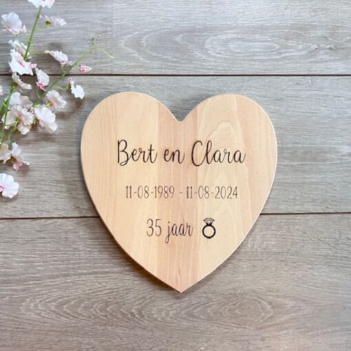 Gepersonaliseerde borrelplank in hartvorm geschikt voor een huwelijkscadeau van Taste of wood