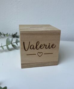 gepersonaliseerde houten spaarpot met naam en hartje door Taste of Wood