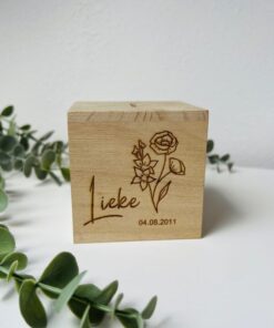 gepersonaliseerde houten spaarpot met naam, bloem en geboortedatum door Taste of Wood
