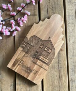 borrelplank in de vorm van een huis met Amsterdamse gevel gegraveerd met een huis door taste of wood