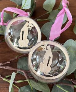 kunststof kerstbal met houten ridgeback door taste of wood