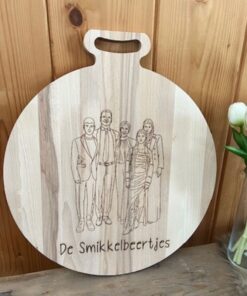 ronde borrelplank met lijntekeningen door taste of wood