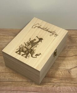 kleine bewaarkist met afbeelding van een geboortekaartje door Taste of wood