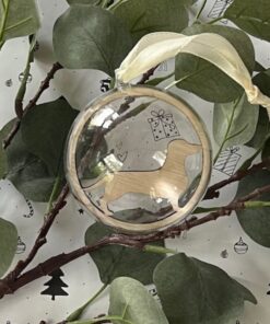 kunststof kerstbal met houten gladde teckel door taste of wood