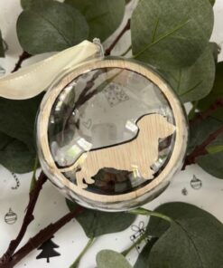 kunststof kerstbal met houten teckel door taste of wood