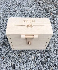 houten schatkist met naam en traktor door taste of wood