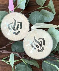 kunststof kerstbal met brandweerlogo in hout door taste of wood