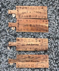 langwerpige borrelplank met tekeningen van de kinderen door taste of wood