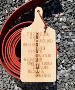 kleine borrelplank het woord brandweerman met allemaal kenmerken van een brandweerman door taste of wood