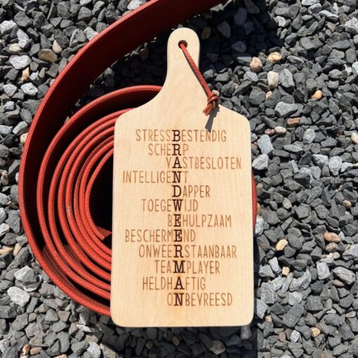 kleine borrelplank het woord brandweerman met allemaal kenmerken van een brandweerman door taste of wood