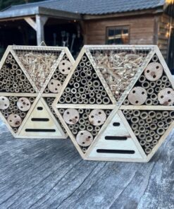 bijenhotel als afscheid voor de juf of meester, gepersonaliseerd met de namen van alle kinderen door taste of wood