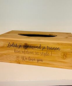 Gepersonaliseerde tissuebox met eigen tekst door Taste of Wood