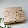 geboortekist met geboortegegevens en schattige bosdiertje erop door taste of wood