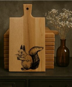Grote robuuste borrelplank met een eekhoorn gegraveerd door taste of wood
