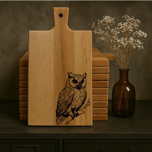 Grote robuuste borrelplank met een uil gegraveerd door taste of wood