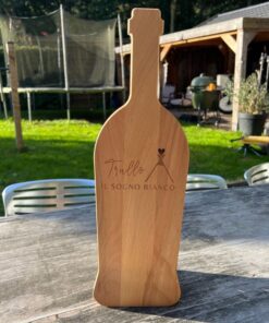 borrelplank in de vorm van een wijnfles naar wens gepersonaliseerd door taste of wood