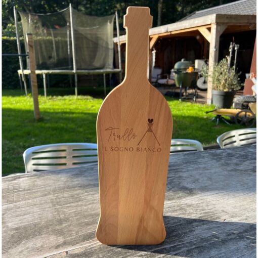 borrelplank in de vorm van een wijnfles naar wens gepersonaliseerd door taste of wood
