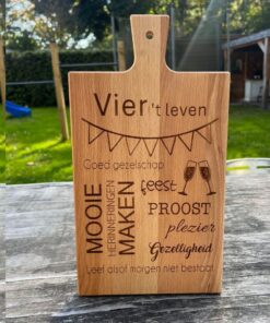 houten borrelplank gepersonaliseerd met vrolijke feestelijke teksten door Taste of wood.