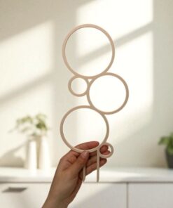 Trellis voor de plantengroei door Taste of wood. Grote en kleine rondjes.