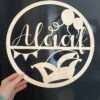 Houten cirkel met Alaaf en feest icoontjes door Taste of Wood.