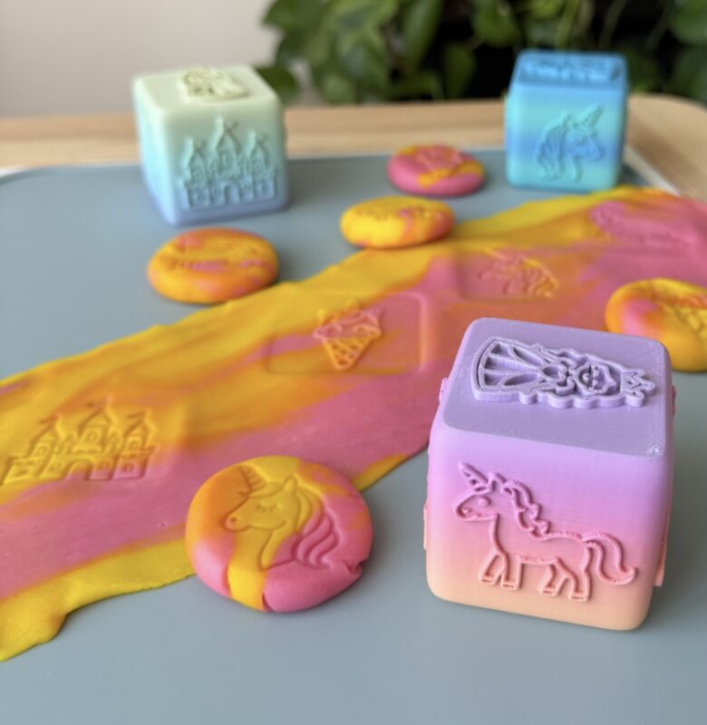 Stempel blok voor in je sensorische speelbak door colourful play by tste of wood